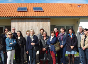 Visite du village La Fontaine à Combrand construit dans le cadre de l'appel à projet Habitat regroupé pour les personnes âgées du Département avec l'architecte Luc Cogny