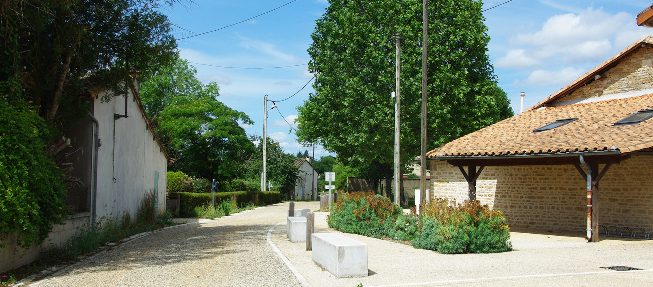 Ambiance dans la rue des écoles © CAUE 79