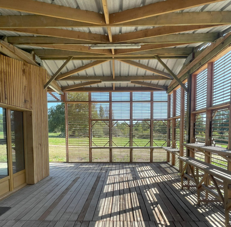 Coursive aménagée et claustra ouvrante ©CAUE79