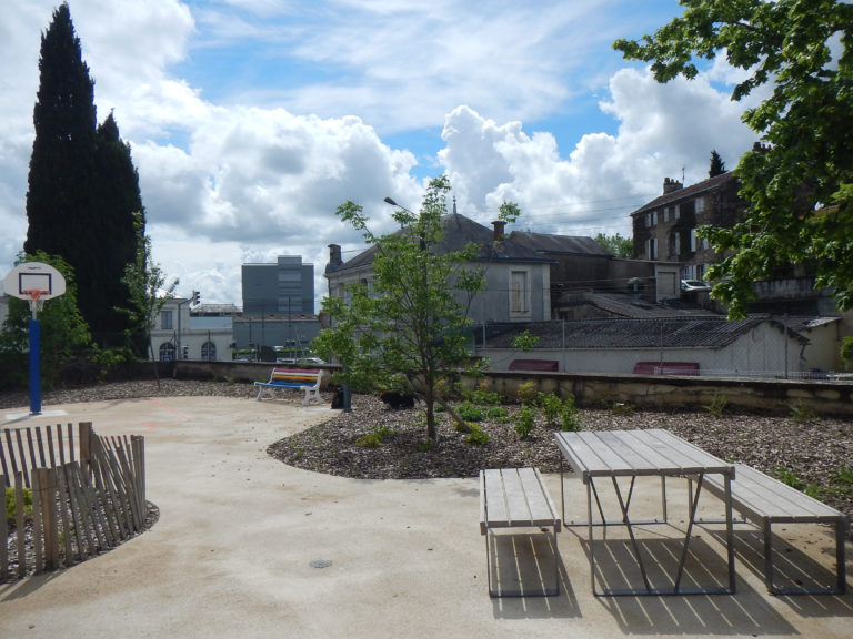 Massifs plantés et revêtement de sol de couleur claire - © N. Cognard