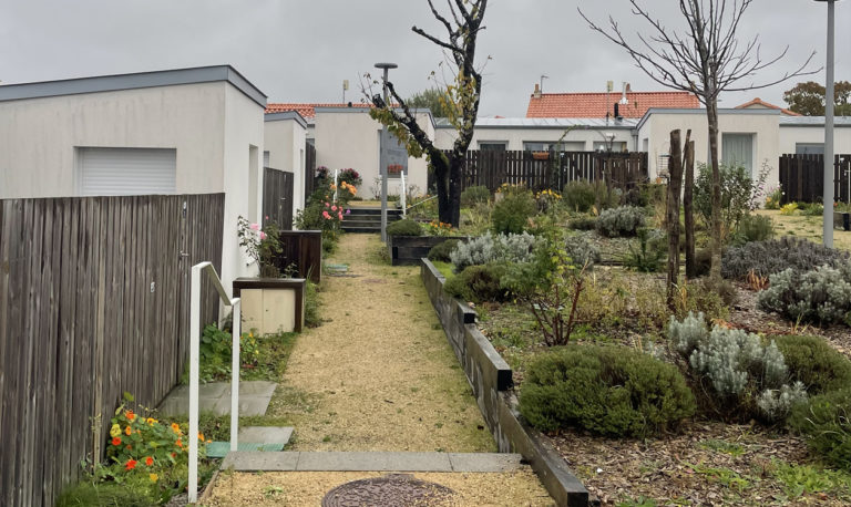 Chemin piéton, accès aux logements © CAUE79