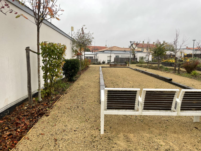 Un terrain de pétanque au centre de la cour © CAUE79