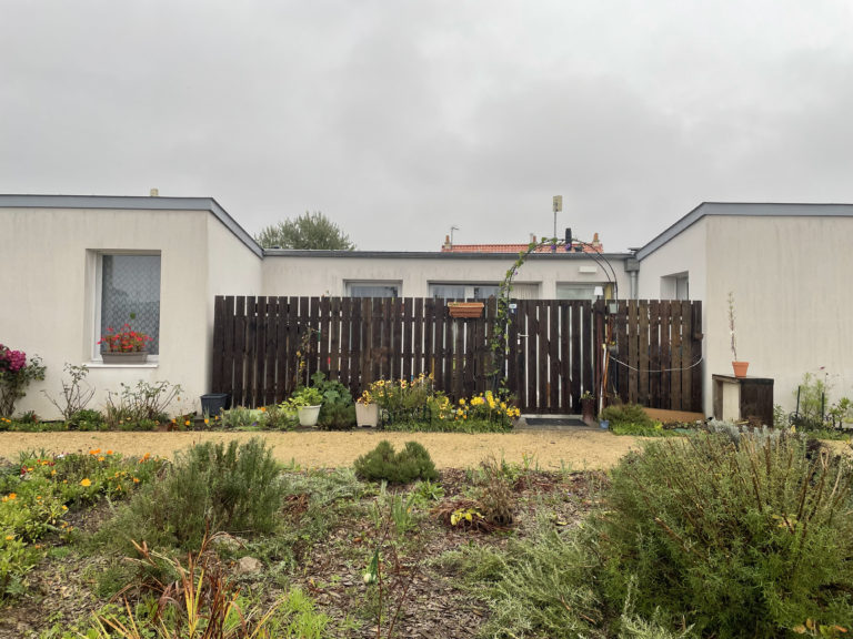 Entrée privative et clôture aménagée © CAUE79