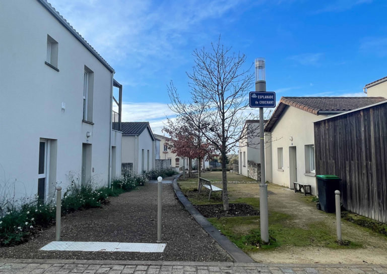 Esplanade piétonne : connexion avec la rue © CAUE79