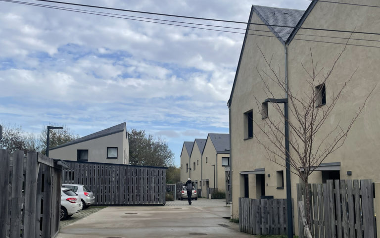 Vue sur la cour partagée au nord - © CAUE79