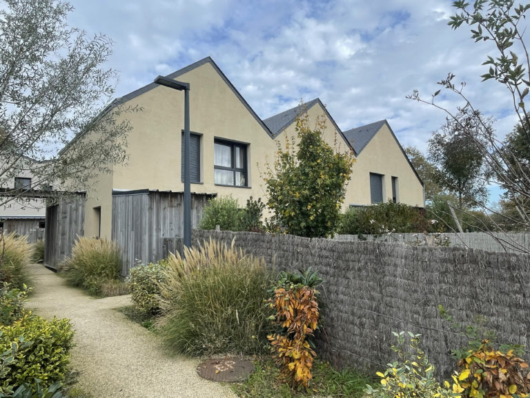 Vue depuis la venelle sur les jardins privatifs, situés à l’arrière de la cour © CAUE79