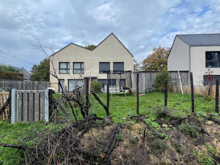 Vue depuis le chemin au sud des jardins : façades sud © CAUE79