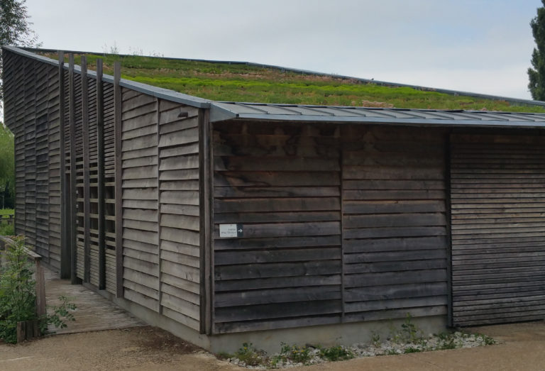Toiture végétale sur un bâtiment contemporain © CAUE79