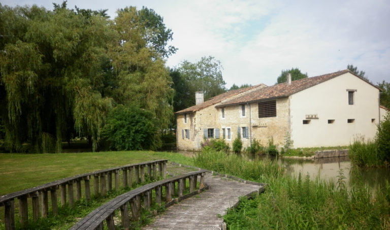 Théâtre, bassin et bâtiment réhabilité © CAUE79
