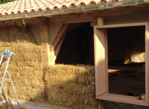 Chantier de la maison en paille, photo © M. Pailler