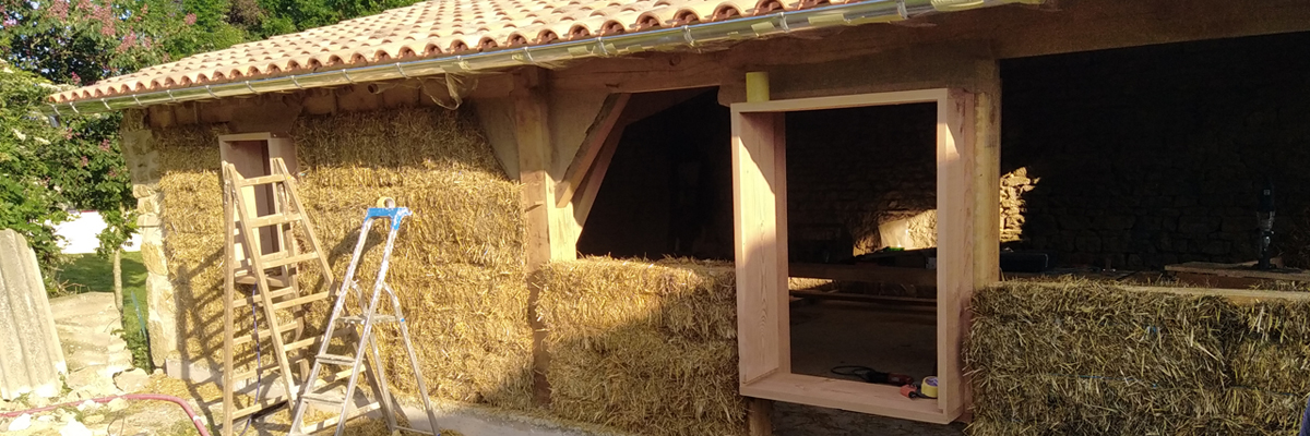 Chantier de la maison en paille, photo © M. Pailler