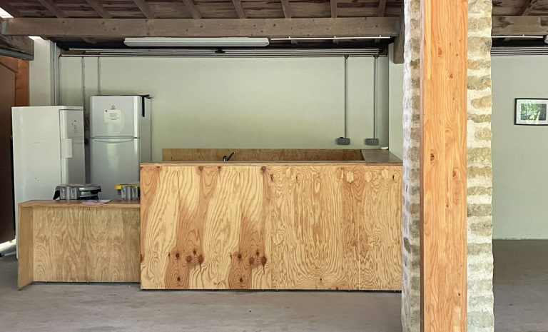 Le bar, installé dans la partie existante a été dessiné sur-mesure, en bois contreplaqué.